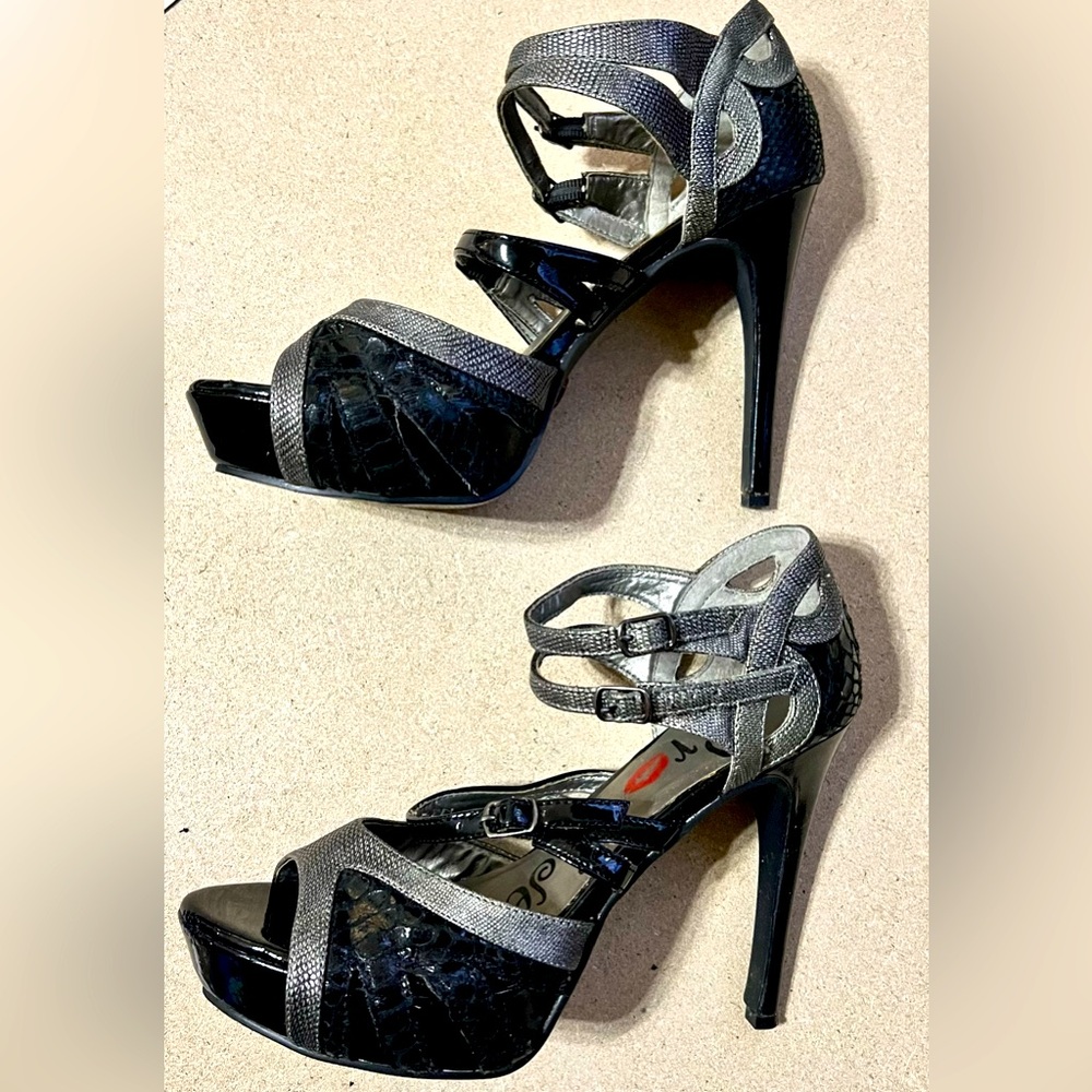 Promise Shoes Women’s Platform Heels. Black and Pewter Snakeskin design.